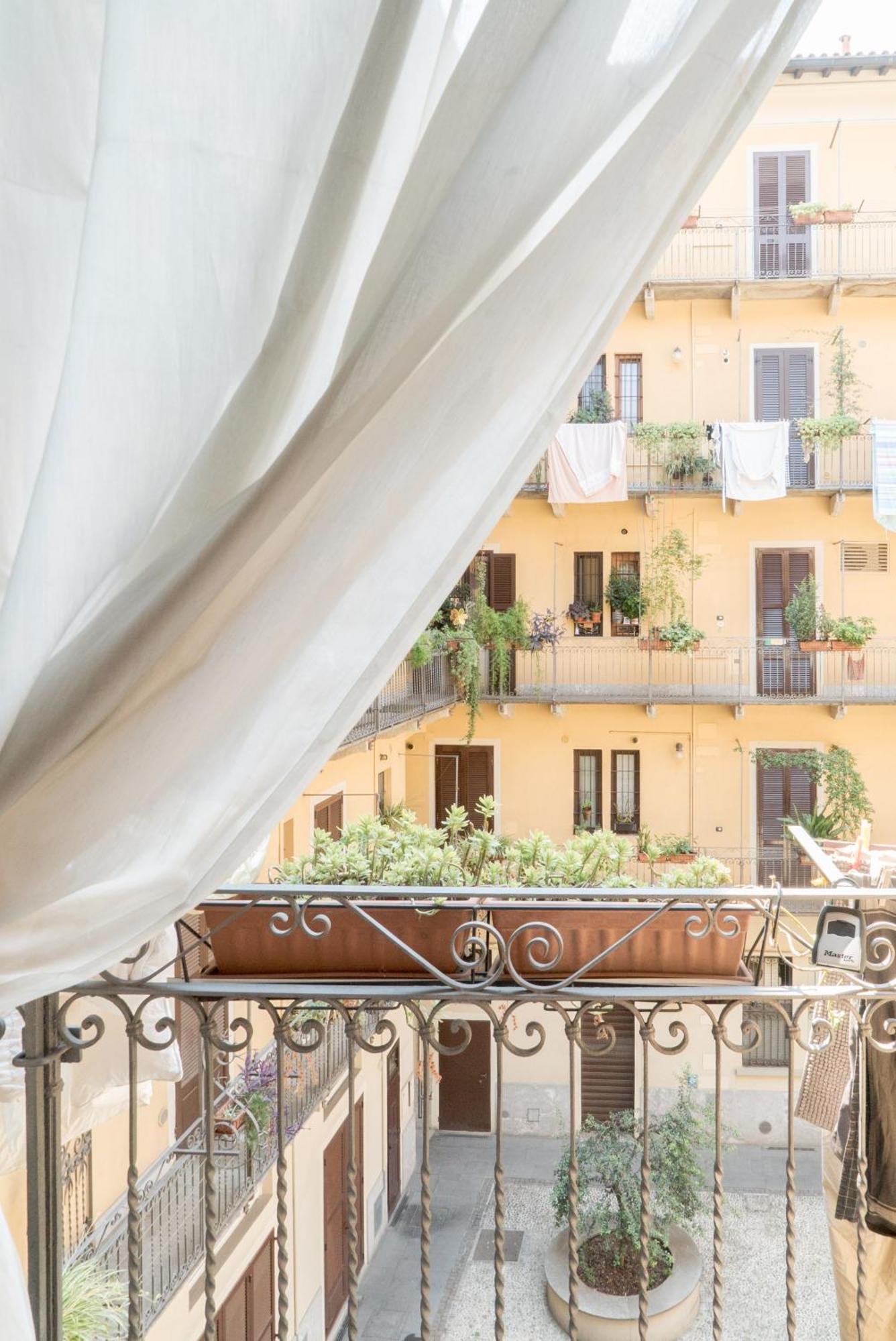 Charming Milanese Aparment Milão Exterior foto